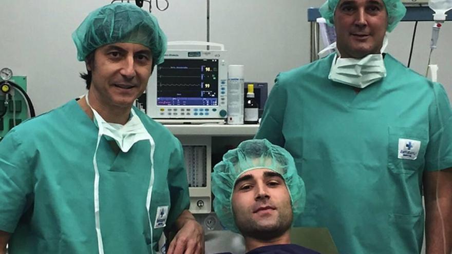 El doctor Paco Martínez y el fisio Criubaldo Hernández, con Sobregrau tras la operación.
