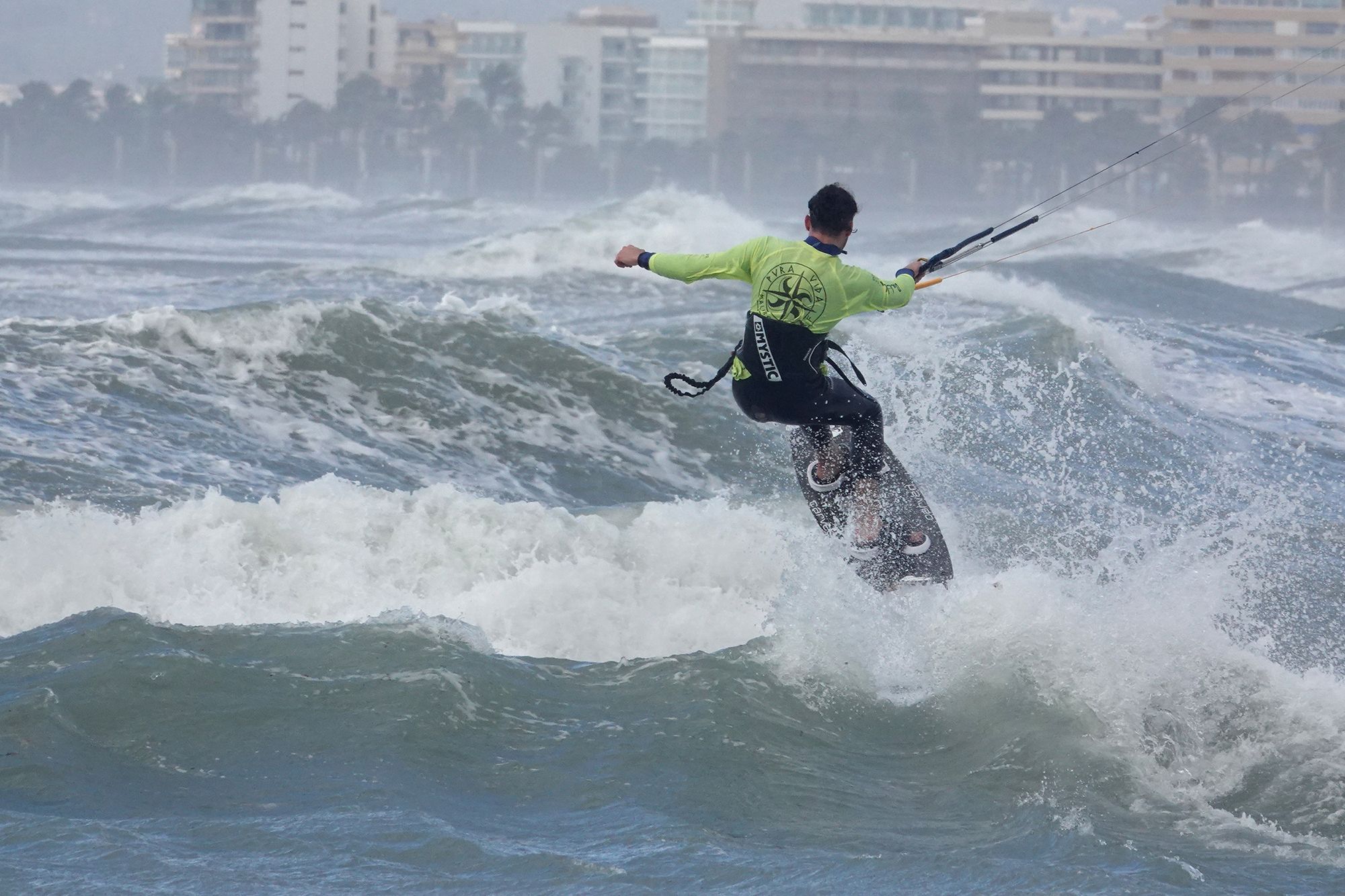 Nervenkitzel an der Playa de Palma: Kitesurfer wissen den Sturm zu nutzen