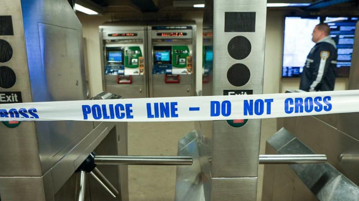 Precinto de la policía neoyorquina en la estación de metro.