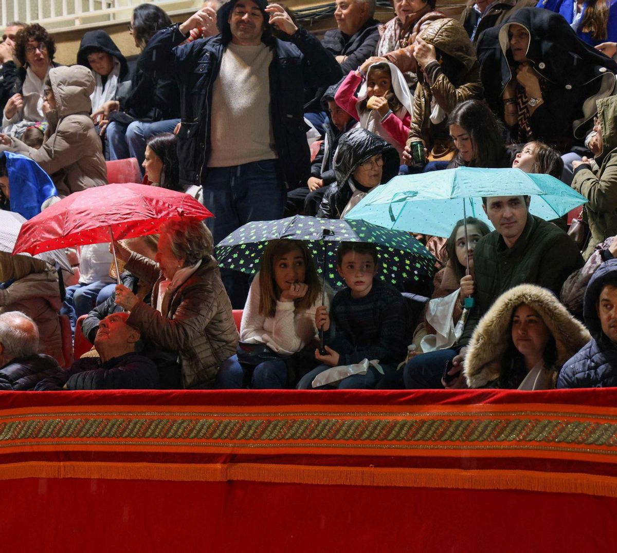 La lluvia hacía acto de presencia durante el desfile bíblico pasional y obligaba a los asistentes a cubrirse. | ELISABET SOTO
