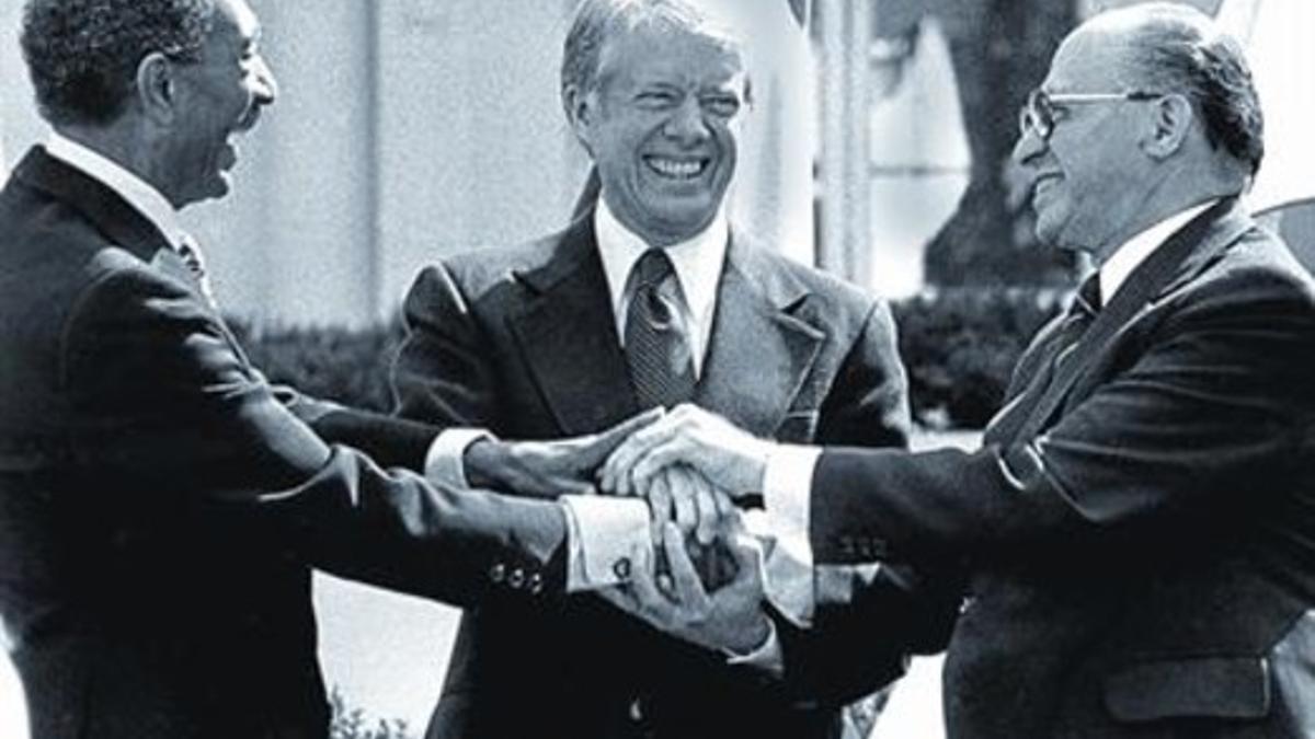 Carter, entre Sadat (izquierda) y Beguin, en Camp David, en 1979.