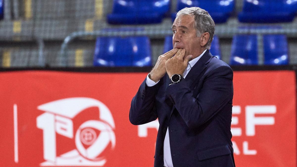 Andreu Plaza da instrucciones durante el tercer partido en el Palau