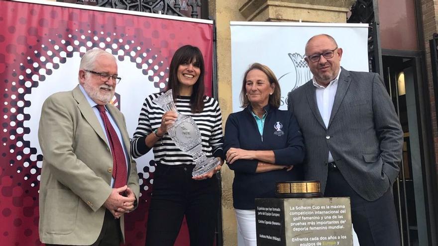 El trofeo de la Solheim Cup, en el Rectorado de la Universidad de Córdoba.