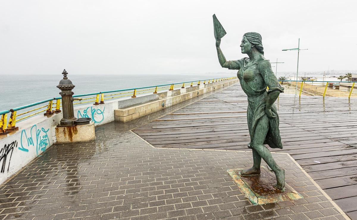 La escultura de la Bella Lola en el paseo voladizo del Dique de Levante de Torrevieja