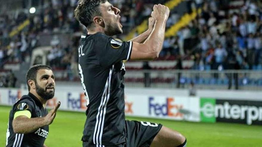 Míchel celebra un gol con el Qarabag.