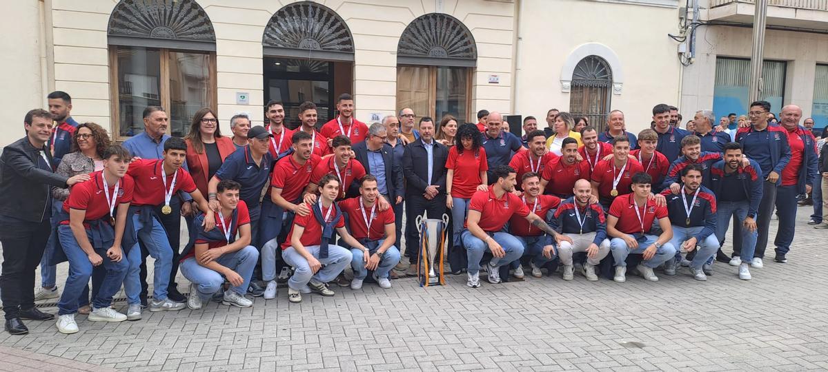 La UE Tavernes de la Valldigna celebra el histórico título de campeón de La Nostra Copa
