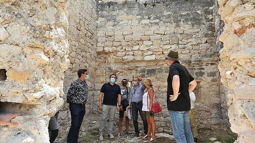 Visita de responsables de la Diputación y del Ayuntamiento de l’Orxa al castillo de Perputxent, que está siendo rehabilitado por la institución provincial. | INFORMACIÓN