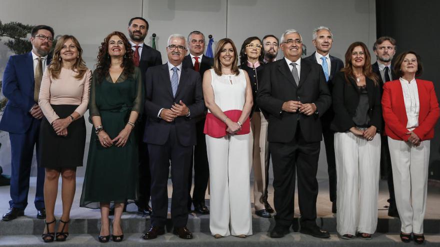 Foto de familia del nuevo gobierno andaluz con el que Susana Díaz quiere recuperar la iniciativa política pasados los dos años de legislatura.