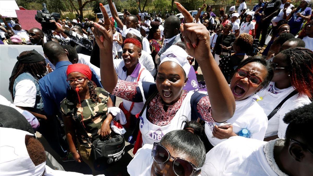 Activistas protestan contra la conducta no ética del personal y las acusaciones de mala gestión fuera del Hospital Nacional, en Nairobi.