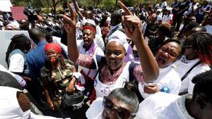 Activistas protestan contra la conducta no ética del personal y las acusaciones de mala gestión fuera del Hospital Nacional, en Nairobi.