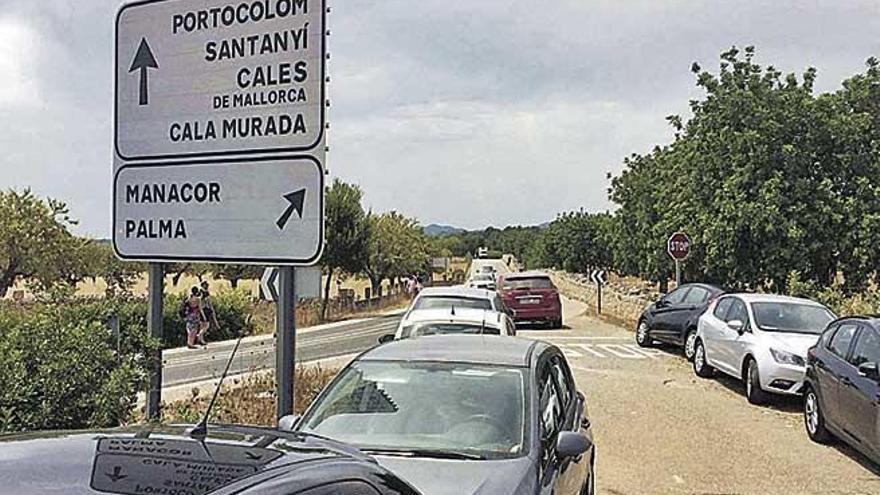 Falsch geparkte Autos dicht an der Cala Varques.