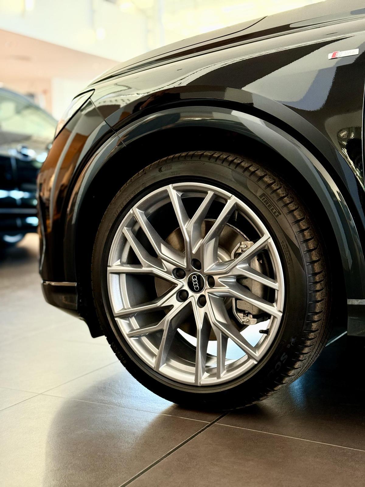 El Audi Q4 e-tron equipa llantas de 21”, aportando presencia y dinamismo a su diseño.