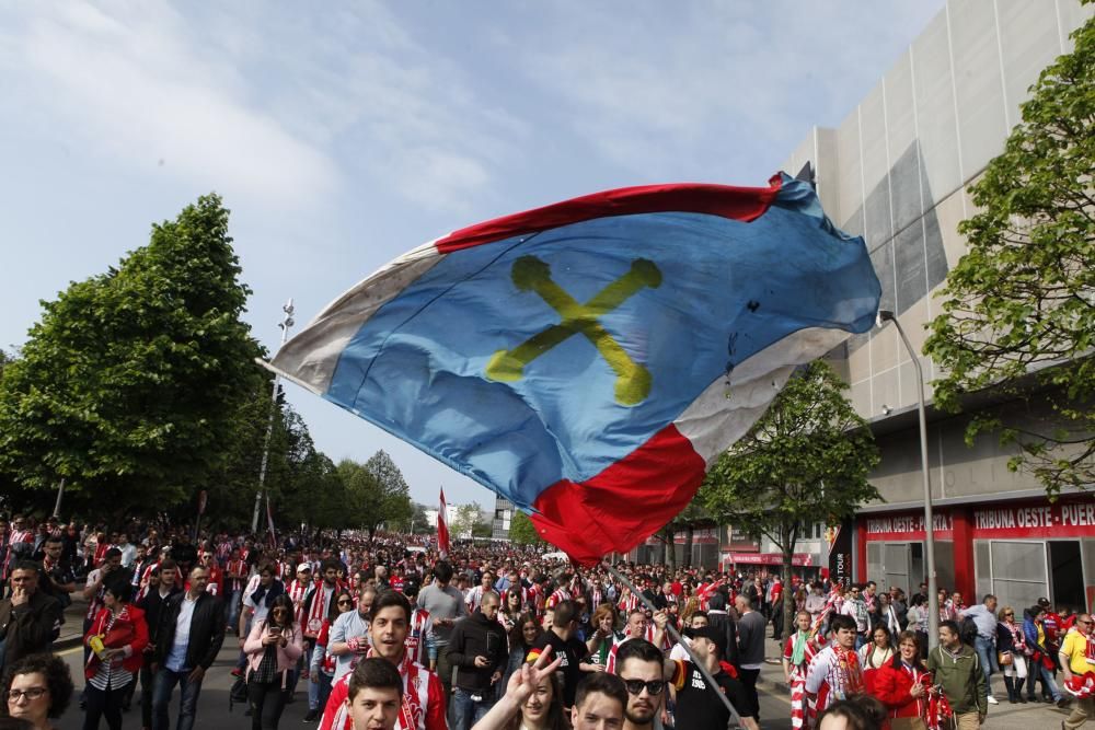 Ambientazo rojiblanco en los aledaños de El Molinón antes del partido