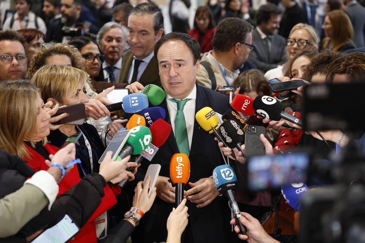 El president de la Generalitat, Juanfran Pérez Llorca, atiende a los medios de comunicación durante su visita a FITUR este miércoles.