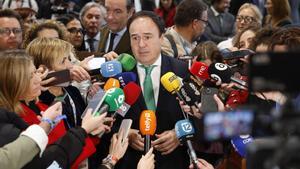 GRAFCVA1648 MADRID, 21/01/2026.- El president de la Generalitat, Juanfran Pérez Llorca, atiende a los medios de comunicación durante su visita a FITUR este miércoles, durante la presentación del Día de la Comunitat Valenciana. EFE/Ana Escobar