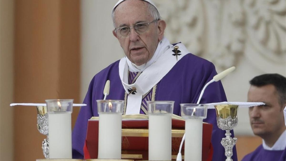 El papa Francisco celebra una misa en Carpi, Italia.