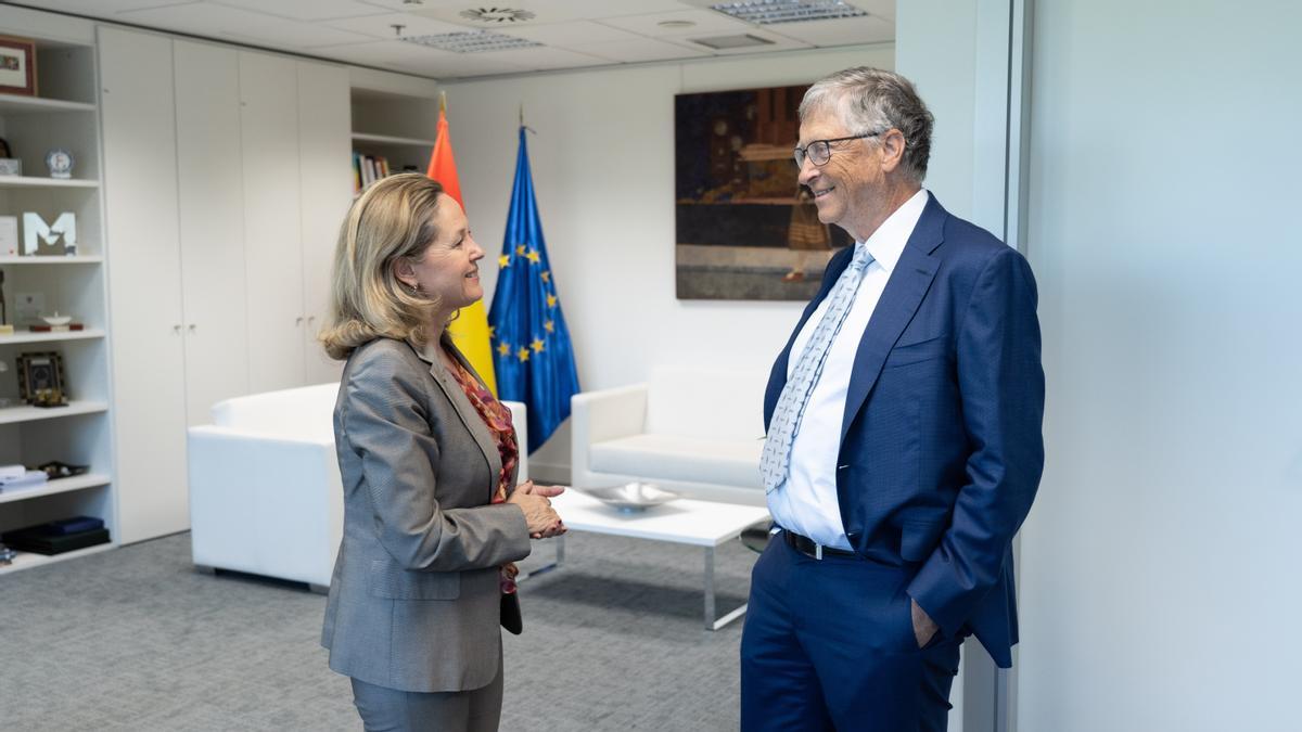 Nadia Calviño y Bill Gates.