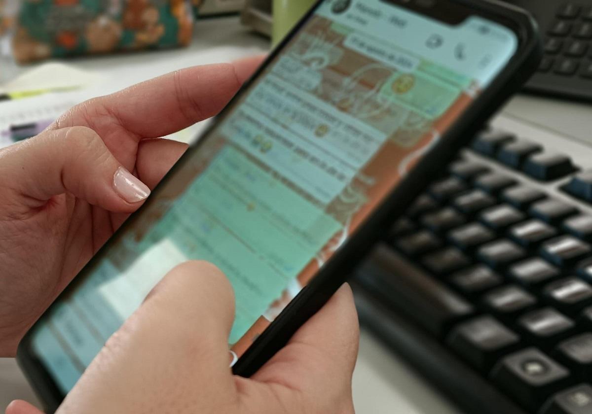 Una trabajadora consulta sus mensajes en Whatsapp.