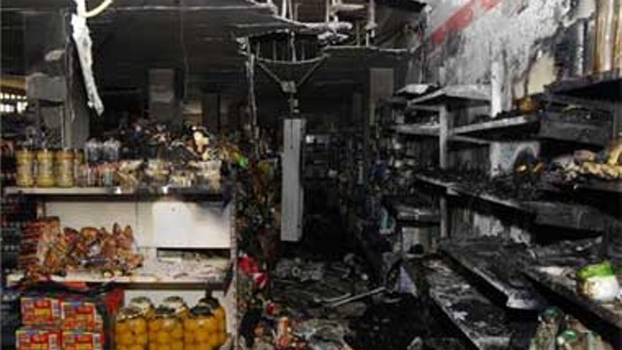 Incendian un supermercado de Cáceres tras robar en él