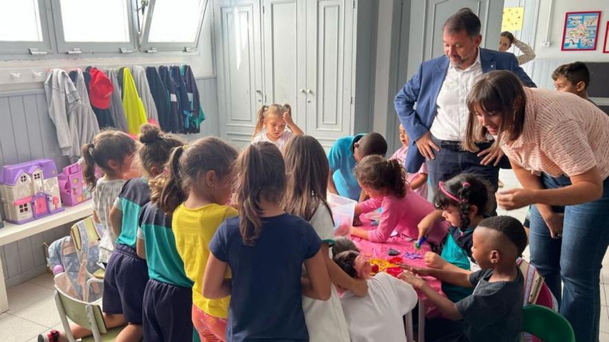 El alcalde José Manuel Bermúdez con la concejala del IMAS, Rosario González, en una visita a un centro infantil.