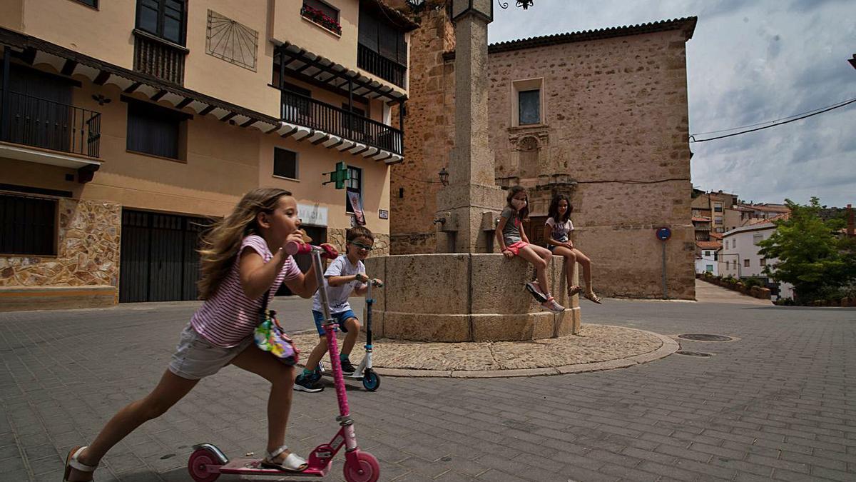 Niñas jugando en la plaza del pueblo de Vallanca, en el Rincón de Ademuz.