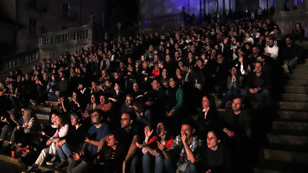 El públic de les escales de la catedral de Girona escoltant el concert de Dorian