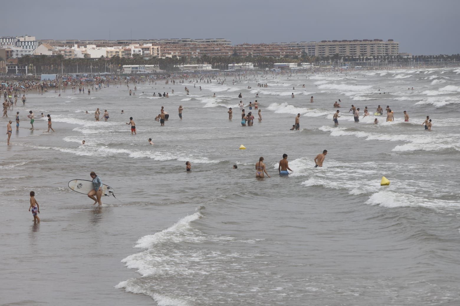 La lluvia no vacía las playas: así está hoy la playa de la Malva-rosa