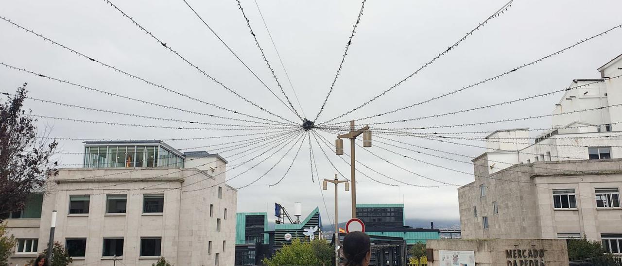 Luces de Navidad ya instaladas junto al Mercado da Pedra. |   // MARTA G. BREA