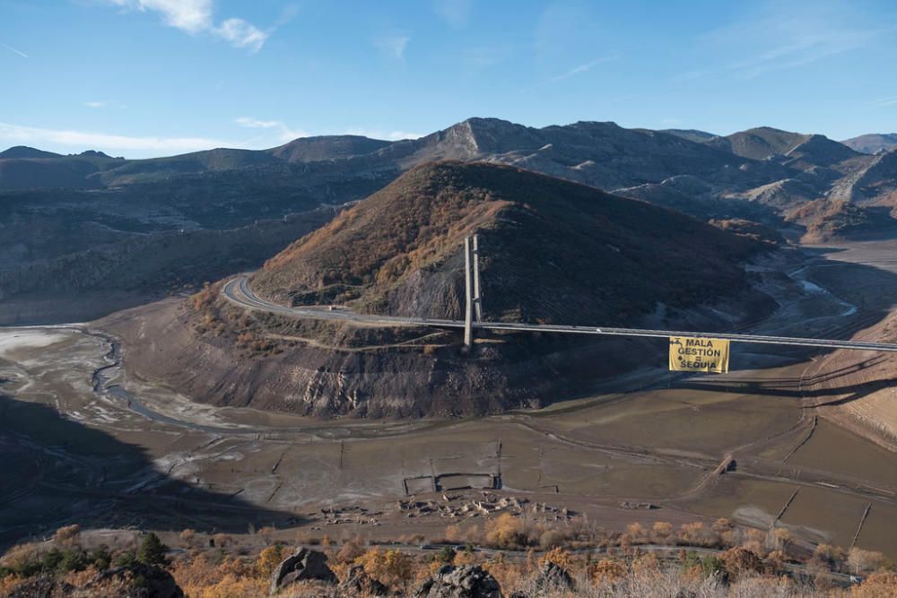 Una pancarta gigante en Barrios de Luna denuncia la mala gestión del agua