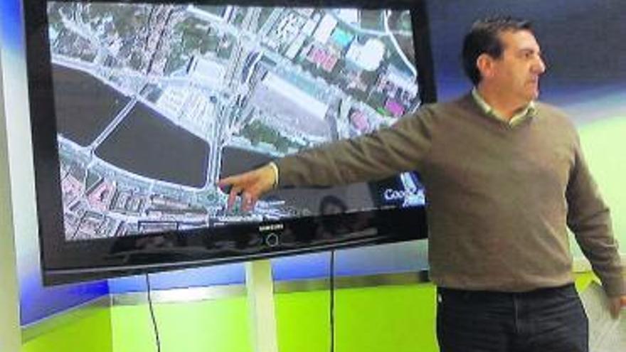 Bará explica sus previsiones en la avenida de Compostela. // Faro