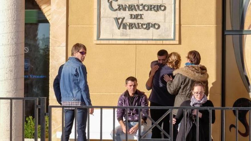 Familiares y amigos de la fallecida en el Tanatorio de Novelda a la llegada del féretro.