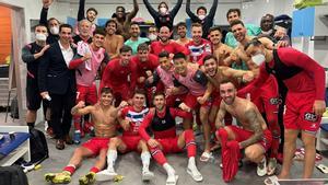 Los jugadores del Espanyol festejan en su vestuario el triunfo logrado en Mestalla.