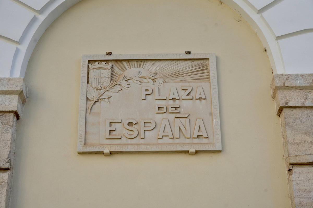 Escudo con la corona de mural republicana en la plaza de la plaza de España.