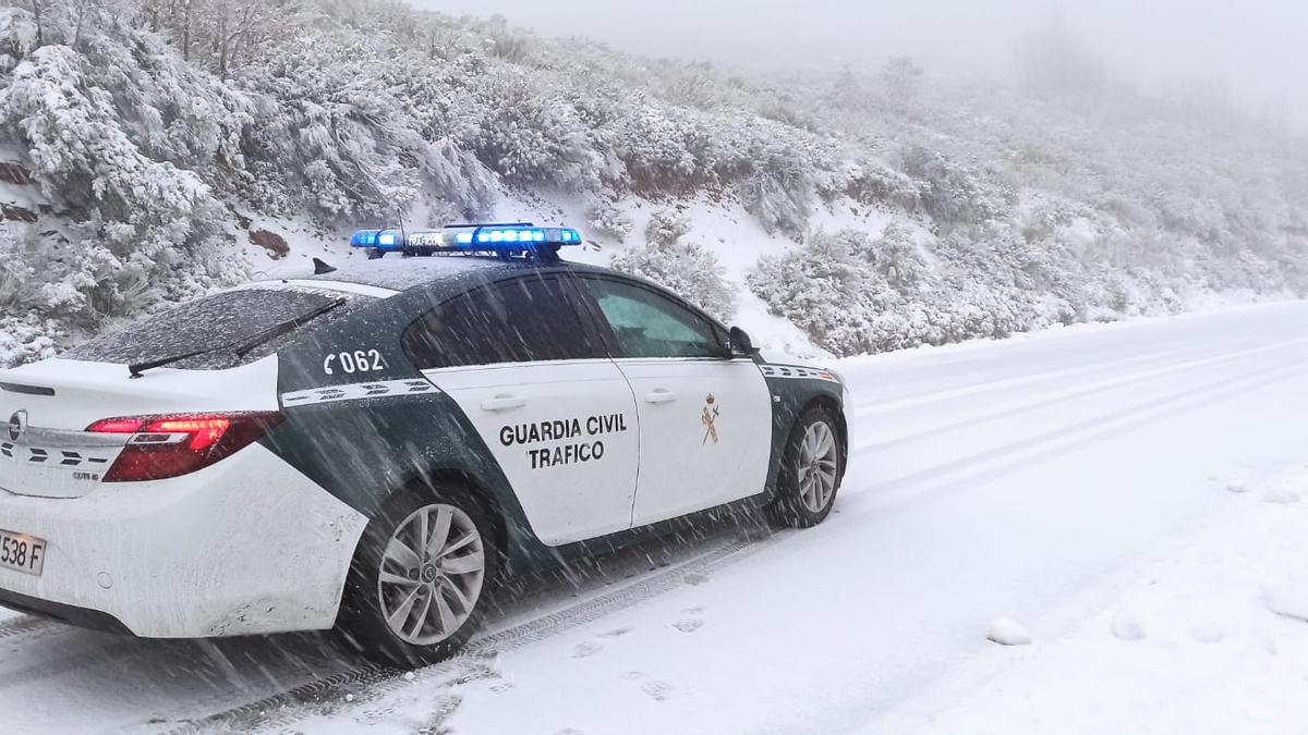 Nieve en la OU-122 a su paso por Carballeda de Valdeorras