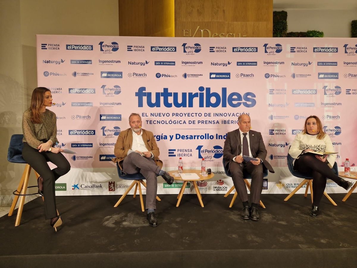 Rafael España Santamaría, consejero de Economía, Ciencia y Agenda Digital de la Junta de Extremadura; Gema Alejandra González, CEO Golendus; Juan María Hernández Nuñez, vicerrector de Transformación Digital (UEX)