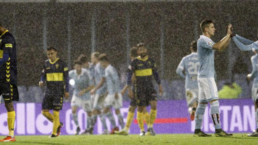 Los jugadores del Celta celebran el gol del sueco Guidetti