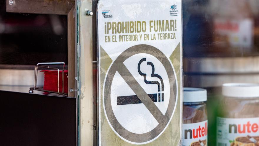 Fumar enciende las terrazas en Benidorm