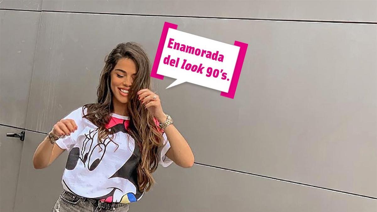 Violeta Mangriñán con camiseta de Disney y look 90's