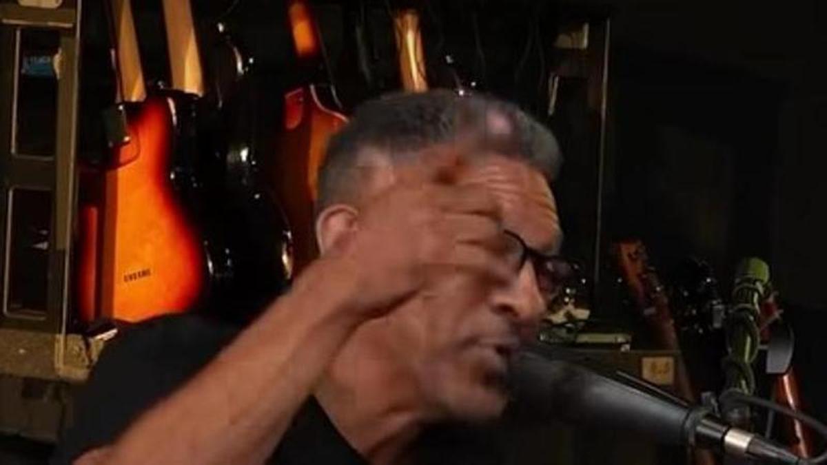 Djalminha muestra sus dotes como cantante para defender a Vinicius