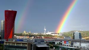 Un intens doble arc de Sant Martí liquida una tarda de poca pluja a Barcelona