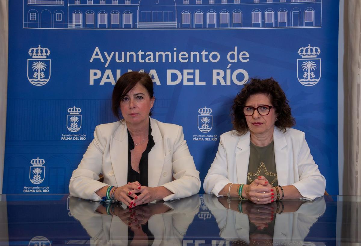 Matilde Esteo y Rosa María Canovaca, durante la rueda de prensa sobre seguridad en Palma del Río.