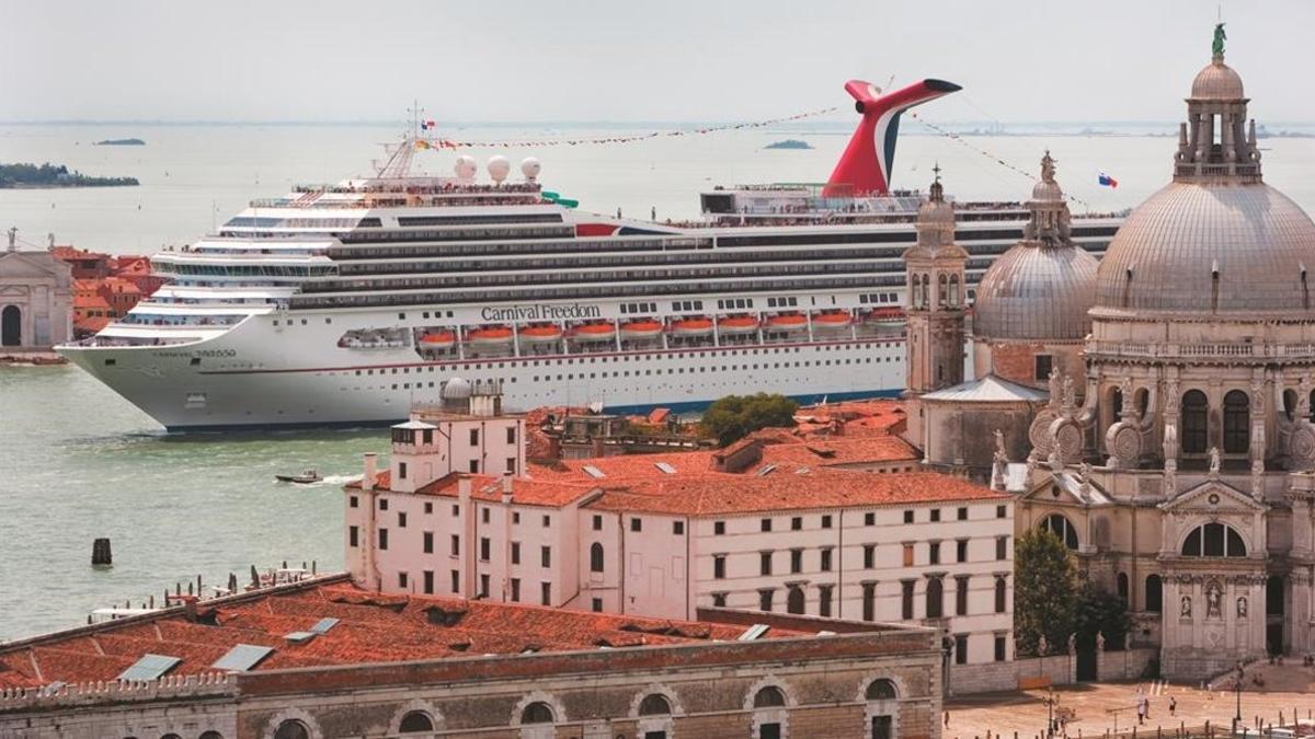 Un crucero ante la plaza de San Marcos en Venecia.