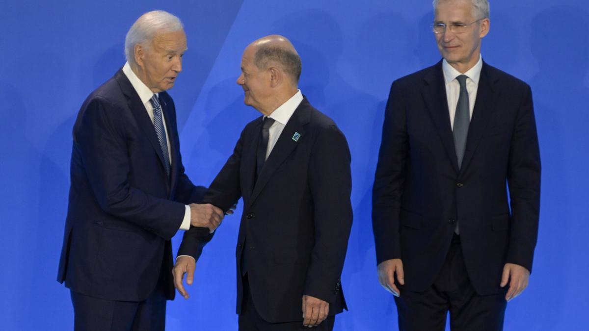 El primer ministro de Alemania, Olaf Scholz, saluda al presidente de Estados Unidos, Joe Biden, y al secretario general de la OTAN, Jens Stoltenberg.