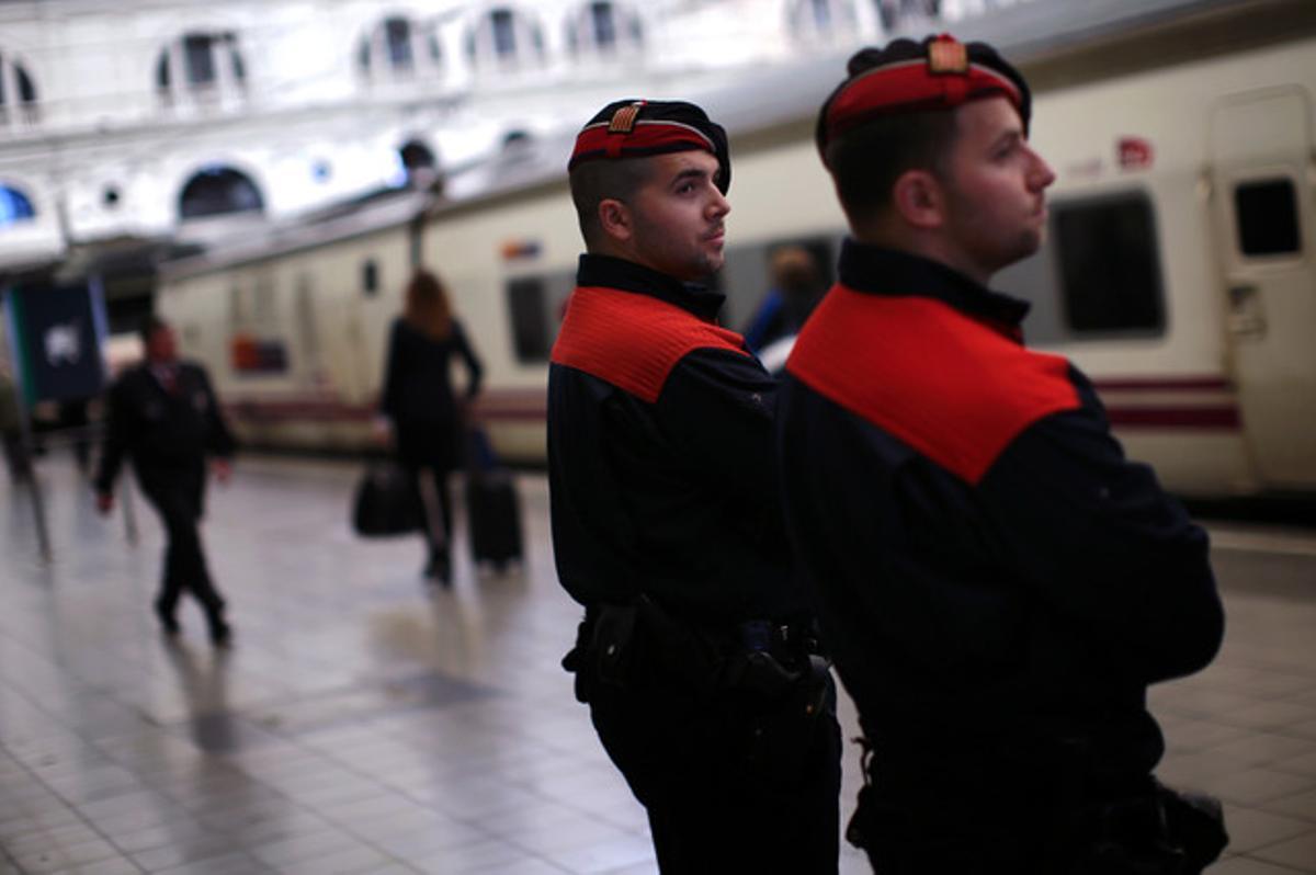 Durant la reunió, les Forces de Seguretat controlen els accessos a Barcelona. A la foto, dos mossos a l’estació de França.