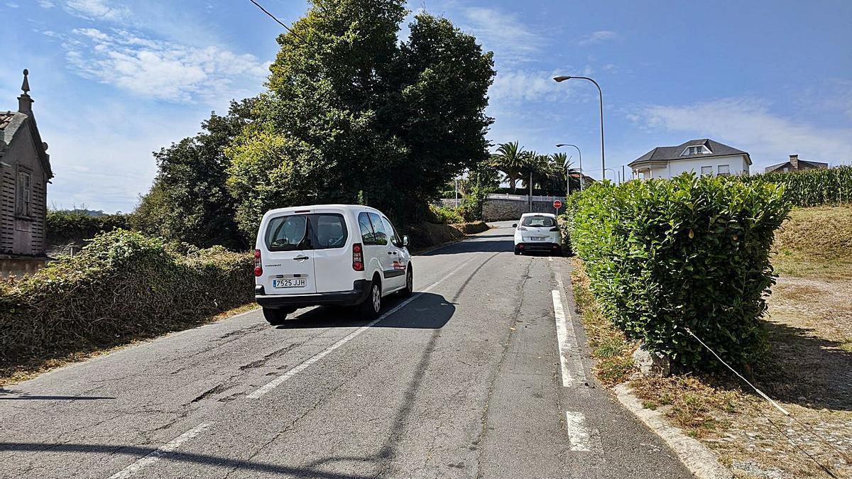 Tramo de la avenida de Caión, en Arteixo, donde se construirán las aceras.  |  // LA OPINIÓN