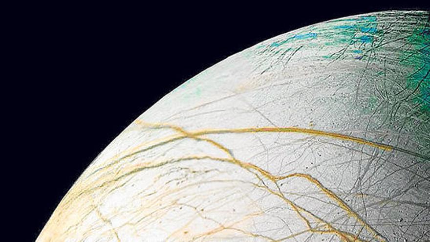 Europa, uno de los cuatro satélites de Júpiter, es una bola helada con agua interior