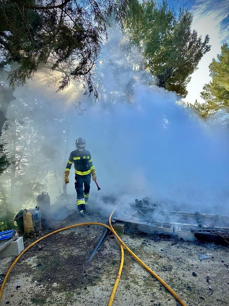 Galería de imágenes del incendio de una caseta en Ibiza