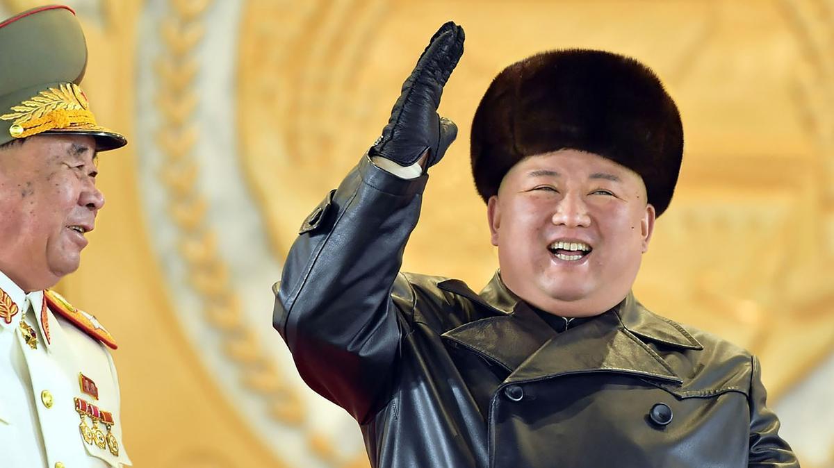 Kim Jong Un gesticulando desde la tribuna, durante un desfile militar que celebra el Octavo Congreso del Partido de los Trabajadores de Corea.