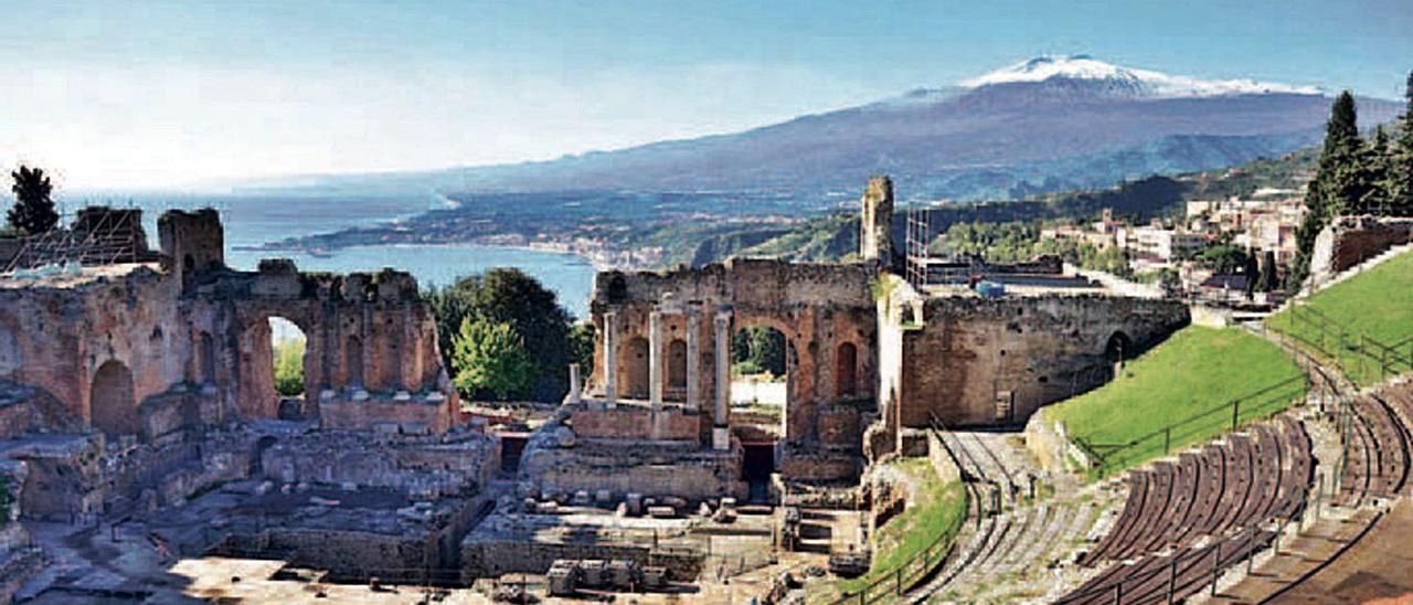 Teatro griego de Taorminacon el Etna al fondo.