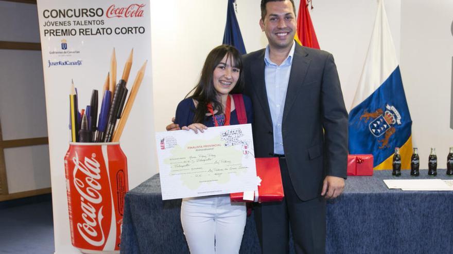 María Pérez sostiene su premio